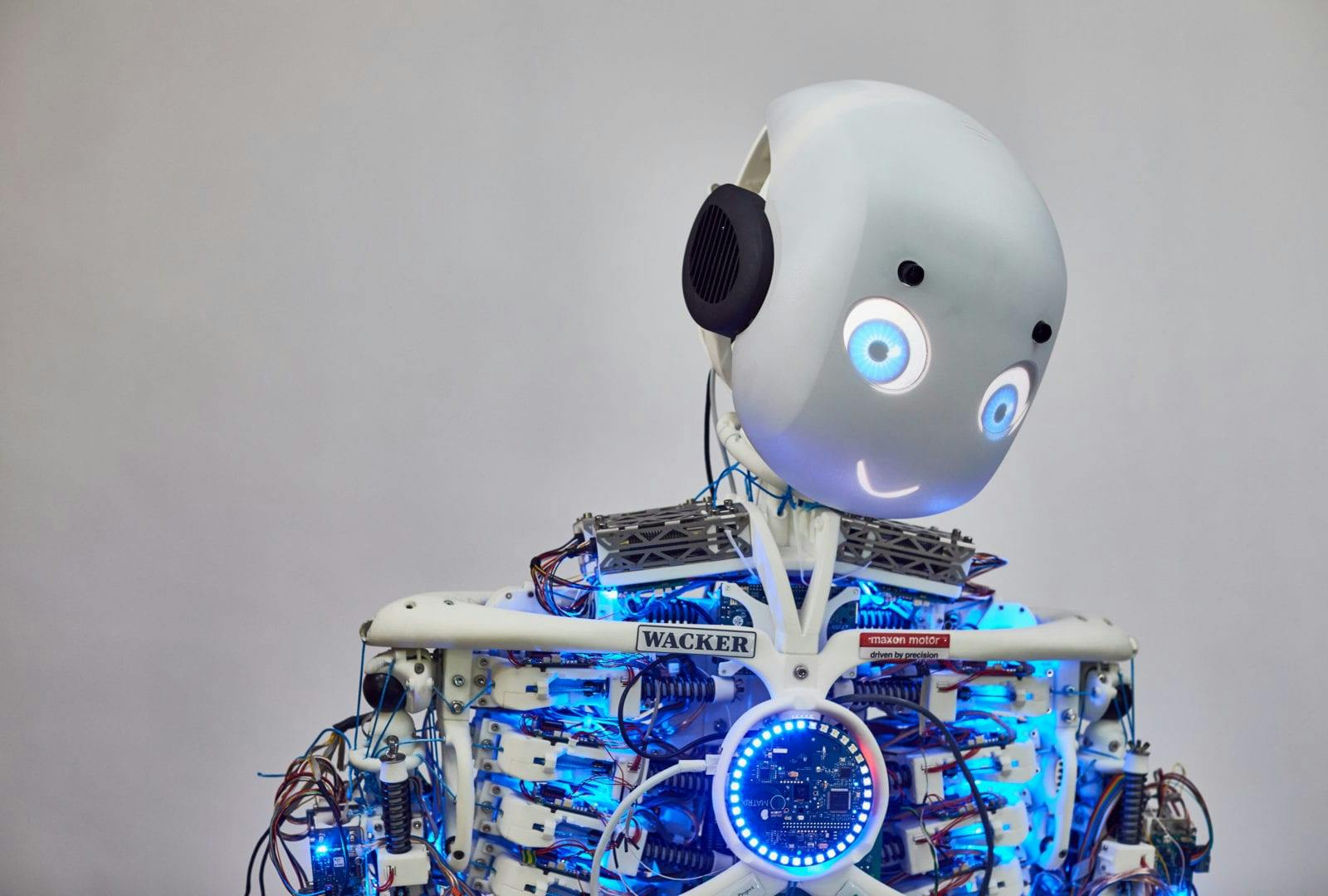 Rafael Hostettler und Soft-Robot Roboy &#8211; Künstliche Intelligenz auf neuem Niveau